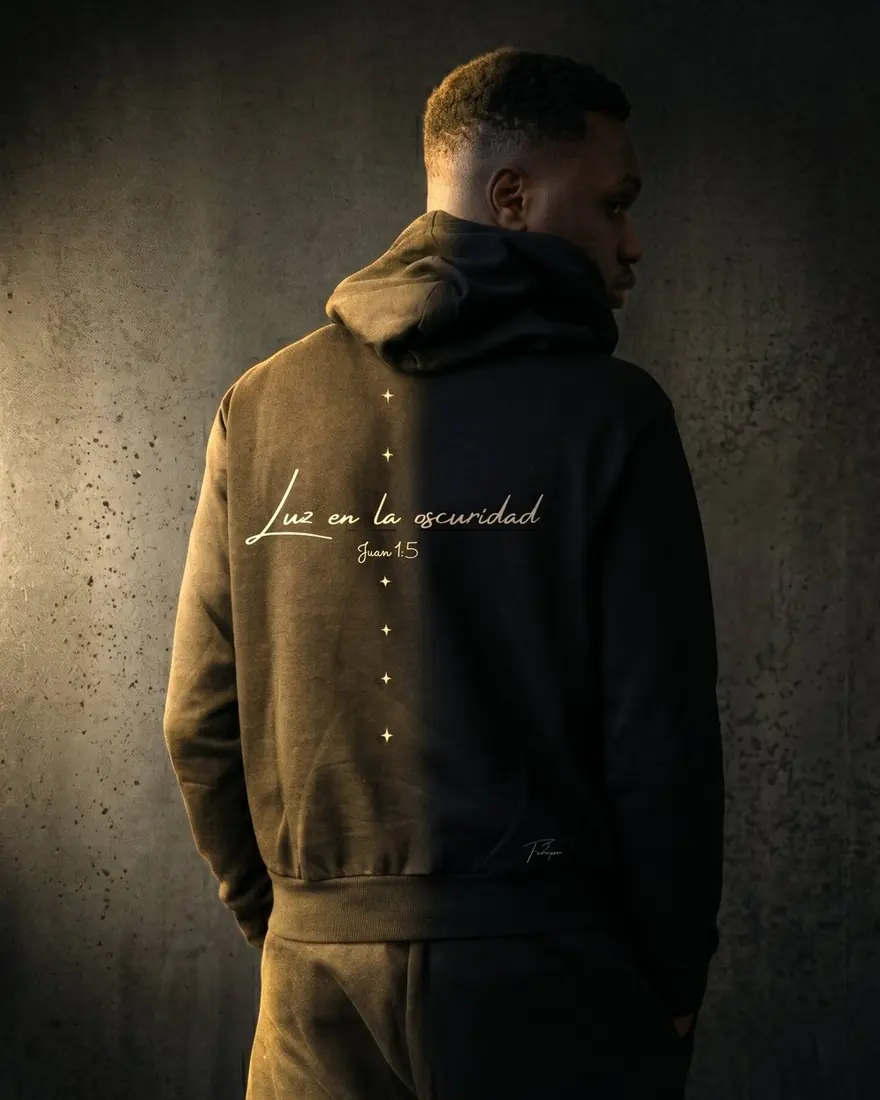 Hoodie Corona de Feclipse en un muro de concreto, con luz lateral